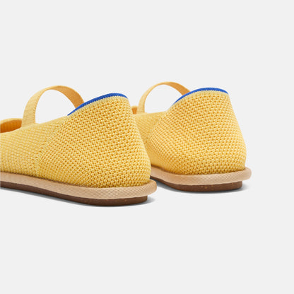 Close up of the heel of The Cruiser Mary Jane in Sunbeam Raffia-Knit, with Rothy's signature blue halo.