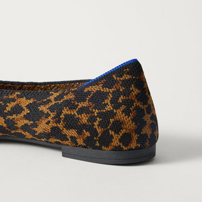 Close up of the heel of The Point III in Classic Torte, with Rothy's signature blue halo.