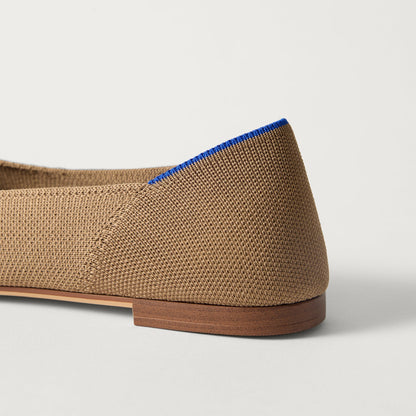 Close up of the heel of The Point III in Maple, with Rothy's signature blue halo.