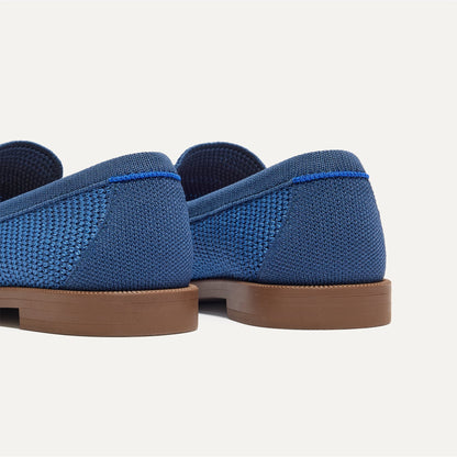 Close up of the heel of The Penny Loafer in Blue Raffia-Knit, with Rothy's signature blue halo.