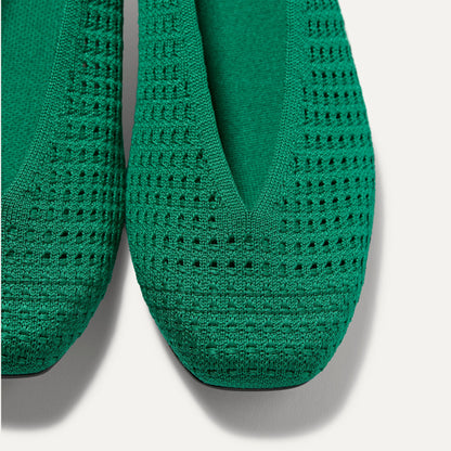 Close up of the toe and V-shaped vamp on The Max Square Ballerina in Clover Mesh.